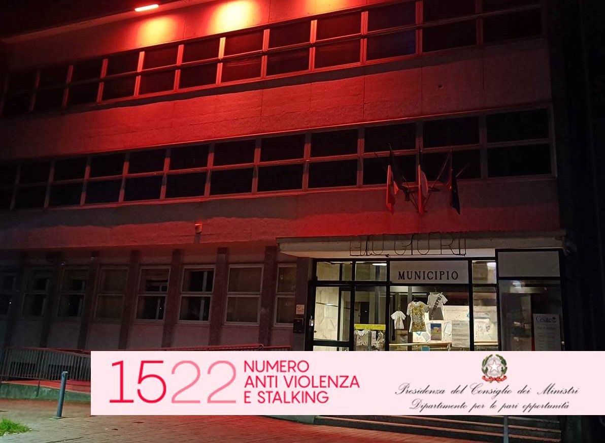 Il Comune si illumina di rosso  -1522 – Numero antiviolenza e stalking